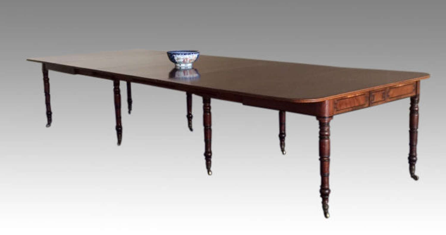 Georgian antique mahogany extending dining table.