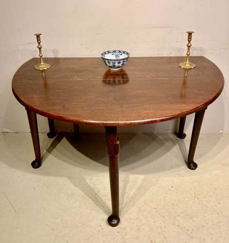 Georgian mahogany drop leaf dining table.
