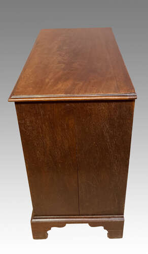 Antique Georgian mahogany chest of drawers.