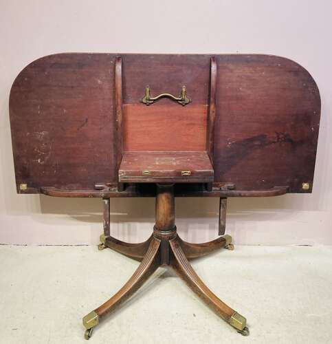 Georgian mahogany twin pedestal dining table.