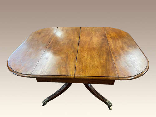 Georgian mahogany extending dining table.