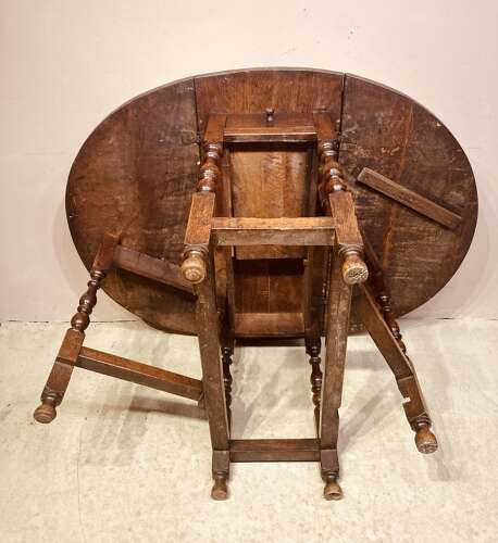 Georgian oak Gateleg table.